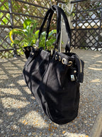     Vue latérale du sac en cuir suédé
