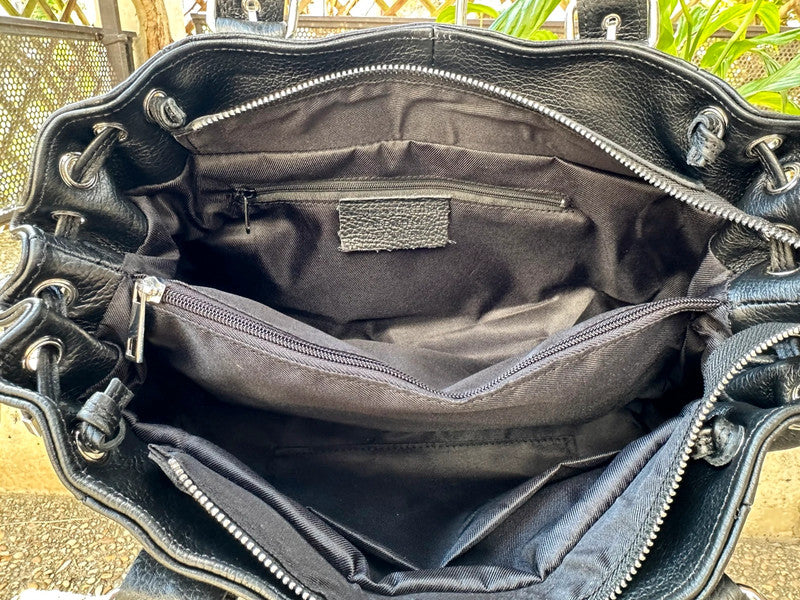     Intérieur du sac Giulia avec compartiment central zippé