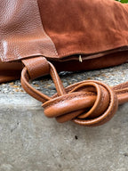     Détail des anses à nœuds du sac Lucia
