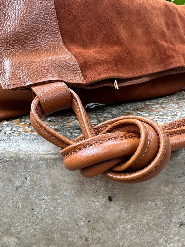     Détail des anses à nœuds du sac Lucia