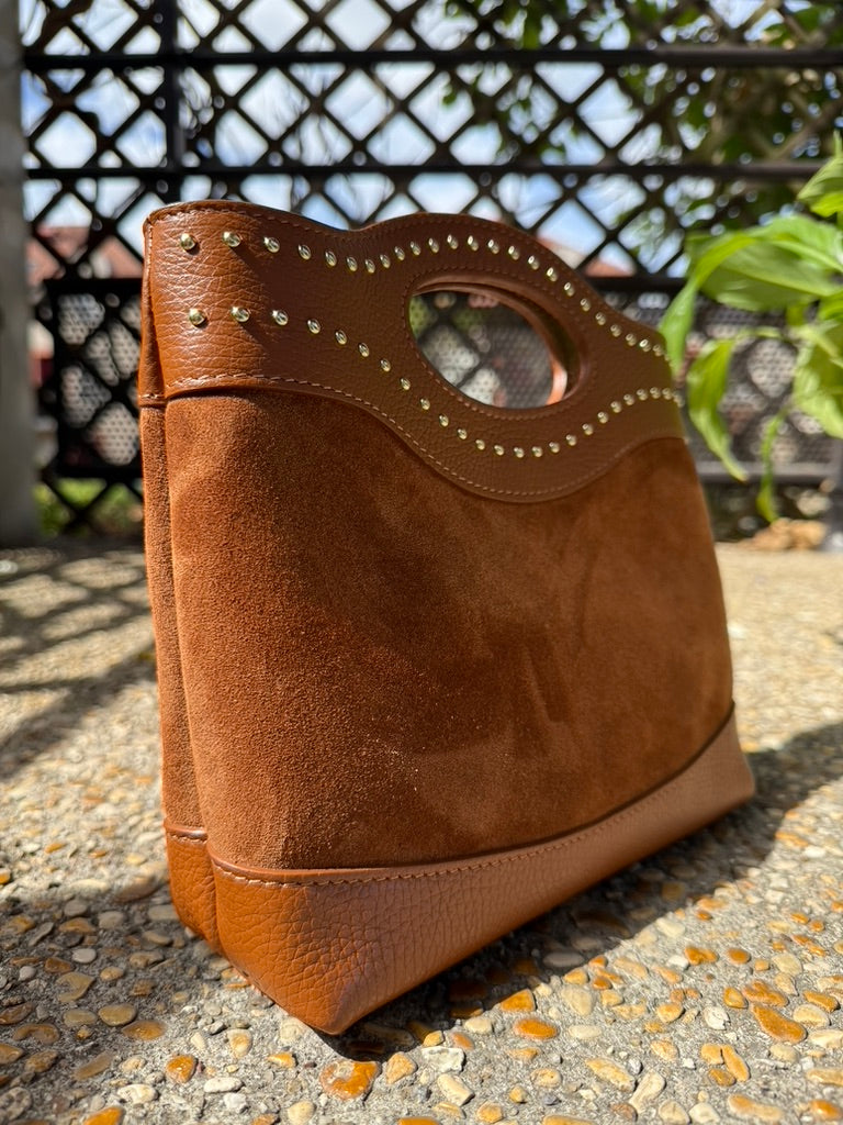 Sac à main femme Valentina en cuir suédé et cuir grainé coloris Camel avec clous décoratifs fabrication italienne