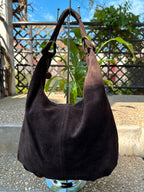     Sac hobo Beatrice en cuir suédé chocolat vue de face