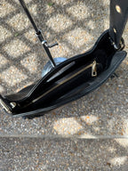 Fermeture zippée sécurisée du sac Alba en cuir grainé noir