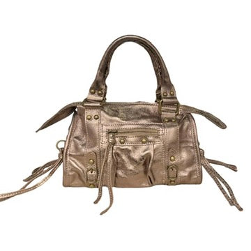 Sac Aurora S en cuir irisé noir – détail du cuir et des finitions