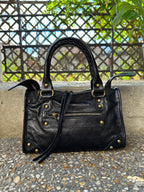     Vue de face du sac Adele en cuir irisé