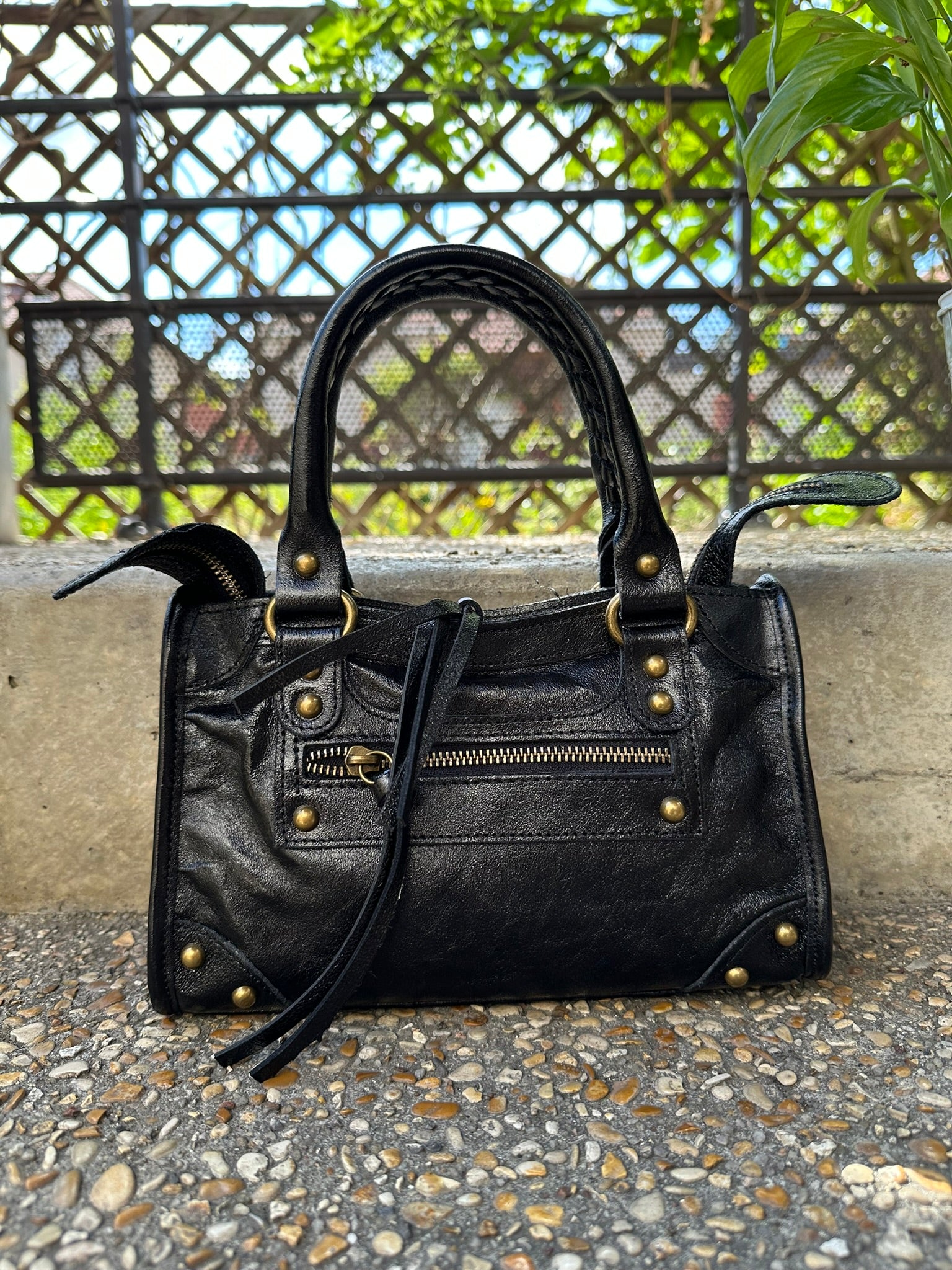     Vue de face du sac Adele en cuir irisé