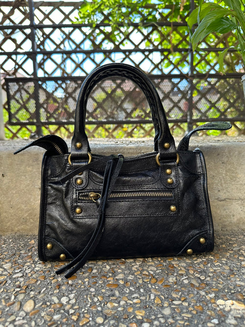     Vue de face du sac Adele en cuir irisé