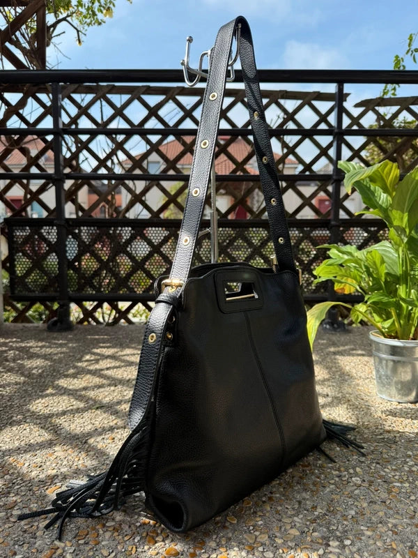 Sac bandoulière femme Alba vue trois quarts en cuir grainé noir