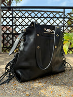 Sac bandoulière Alba en cuir grainé noir avec franges latérales – Made in Italy