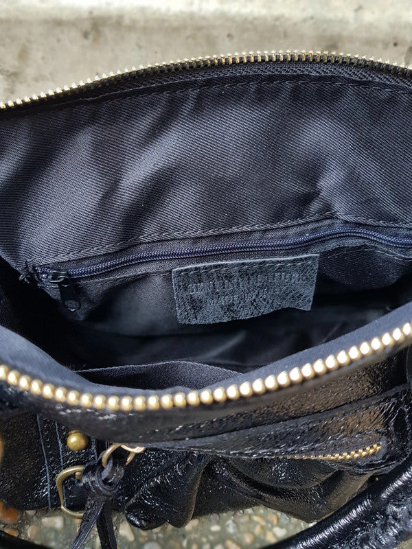     Compartiment principal du sac Aurora en cuir irisé