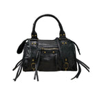 Sac Aurora S en cuir irisé noir – vue rapprochée du modèle