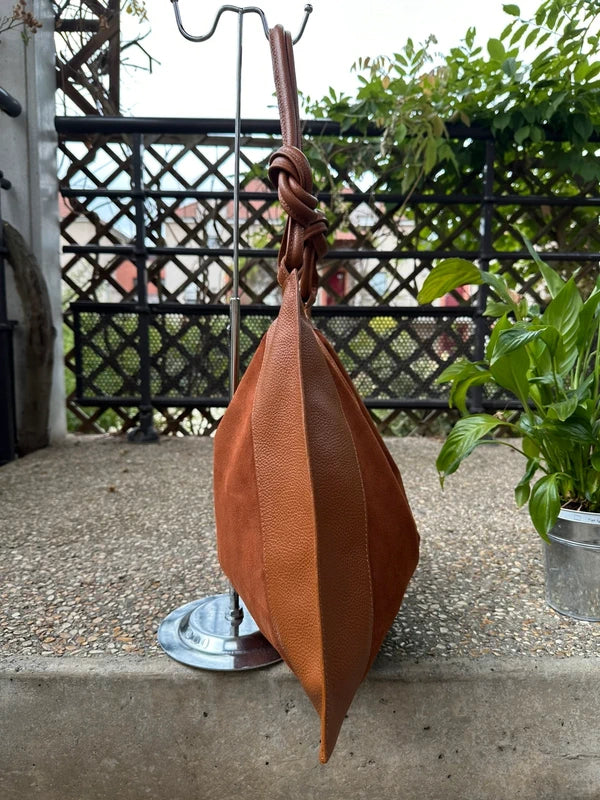    Sac Lucia vue de profil mettant en valeur sa forme géométrique