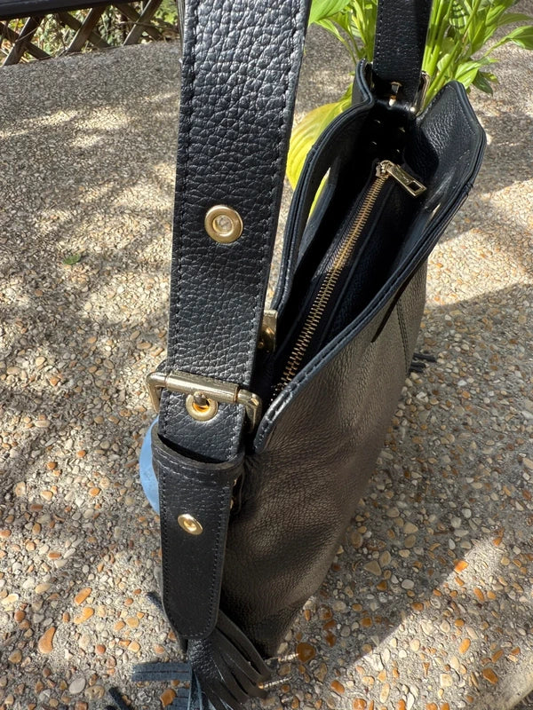Détail du cuir grainé italien du sac Alba