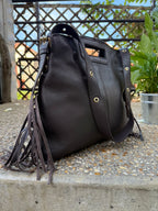 Sac Alba noir en cuir italien grainé avec poignée découpée et bandoulière réglable