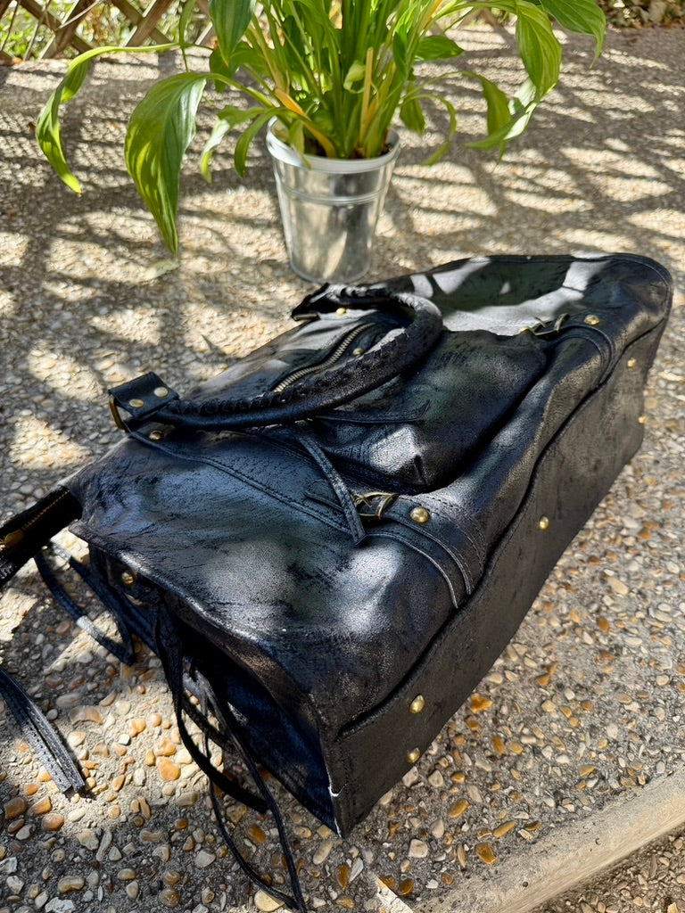     Détail du cuir mat italien du sac Aurora
