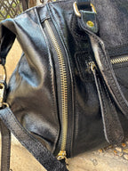     Détail de la poche extérieure zippée