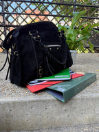     Poche extérieure zippée du sac Aurora en cuir suédé