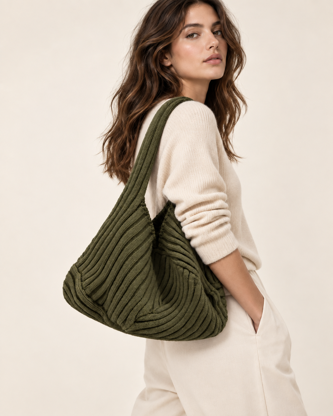Sac hobo femme Serafina en maille tricotée kaki fabriqué en Italie sur Model
