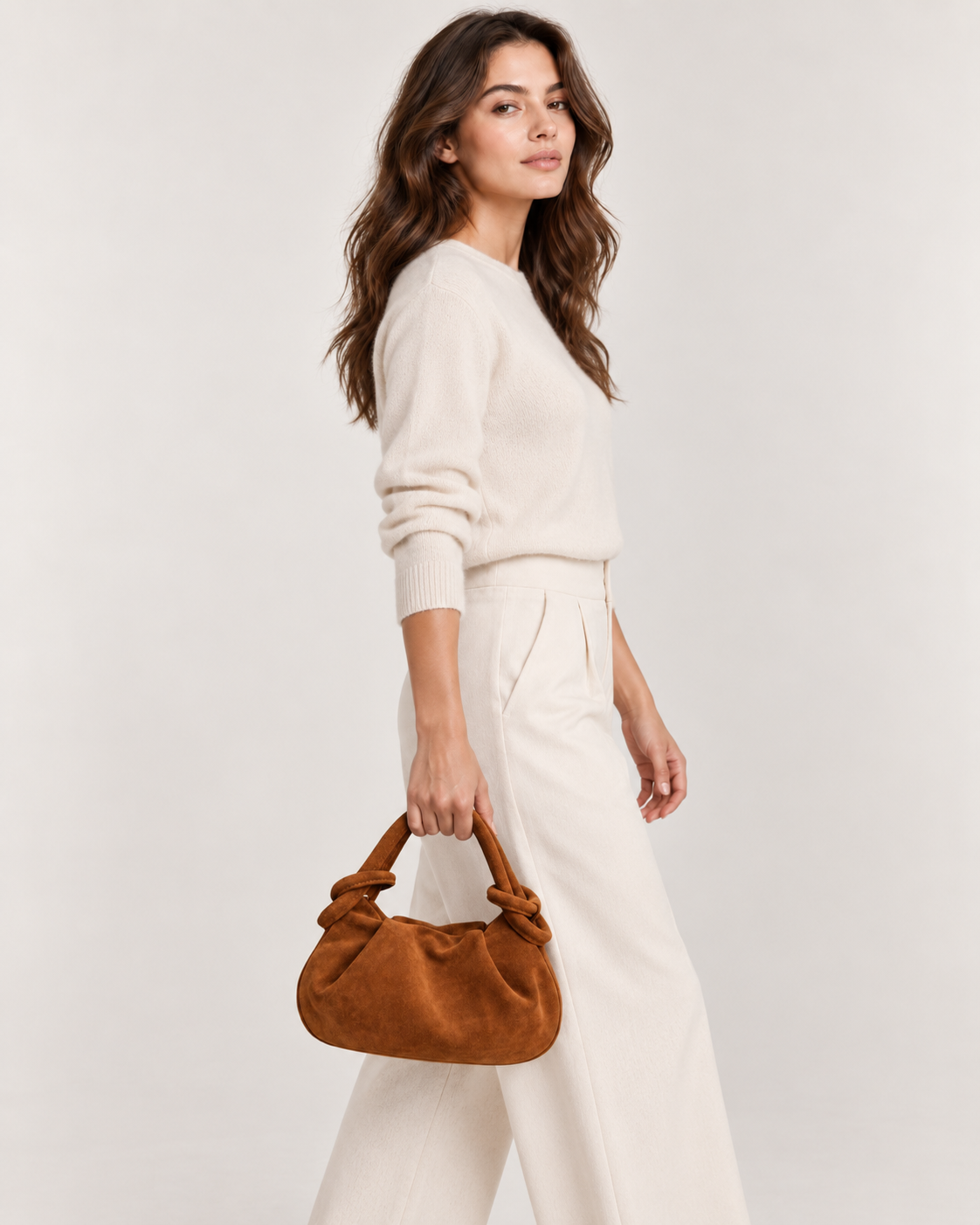 Maddalena sac hobo femme cuir suédé cognac à nœuds sur Mannequin