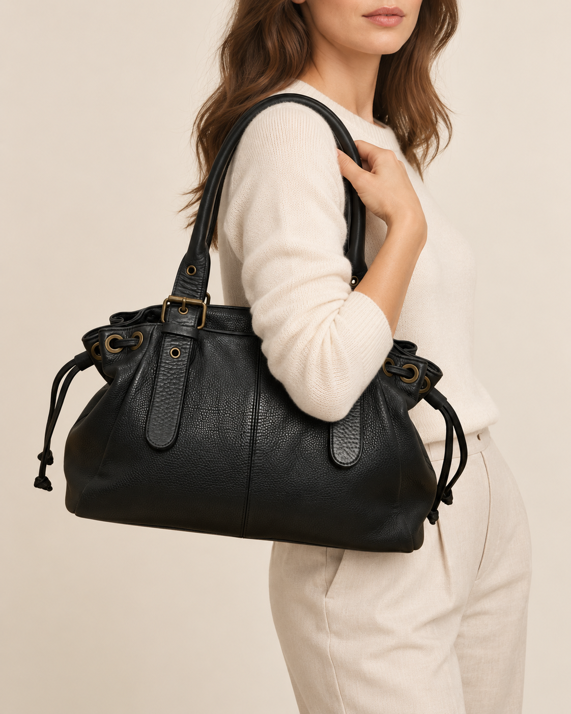 Sac épaule femme Giulia en cuir italien délavé avec grandes anses réglables et compartiment central zippé porté par model